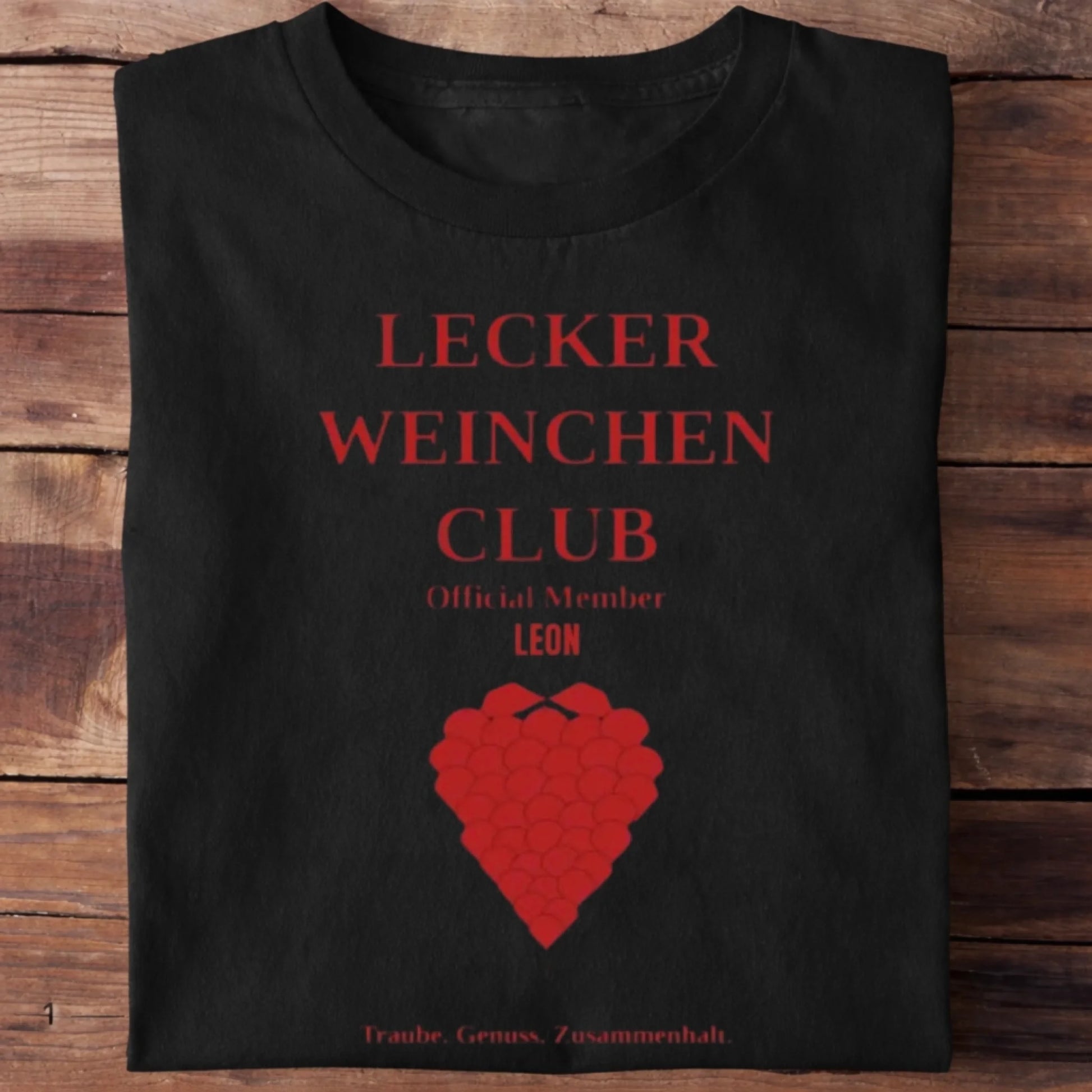 Lecker Weinchen Club T-Shirt personalisiert - Flatlay Ansicht